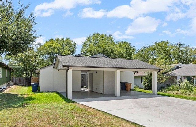 Fully renovated 2-bedroom house with spacious cover patio in Downtown Austin