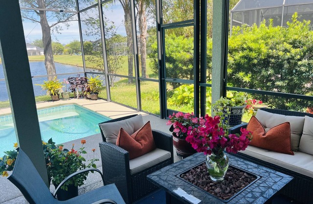 Fully renovated, on a lake, and close to Orlando Attractions