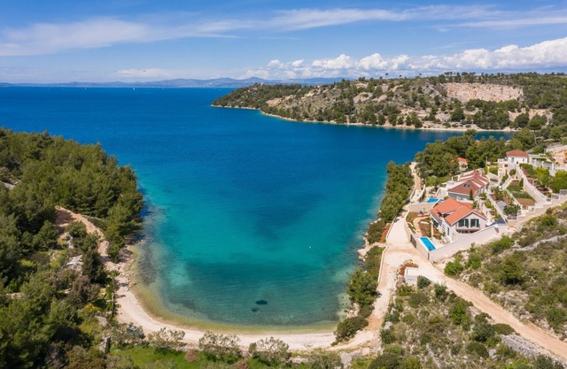 Fully Serviced Beachfront Extravagance- Heated Pool, Jacuzzi, Mesmerizing Sunset