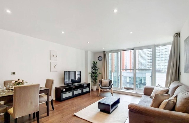 Fully Serviced Two Bed Apartment by ExCeL & O2