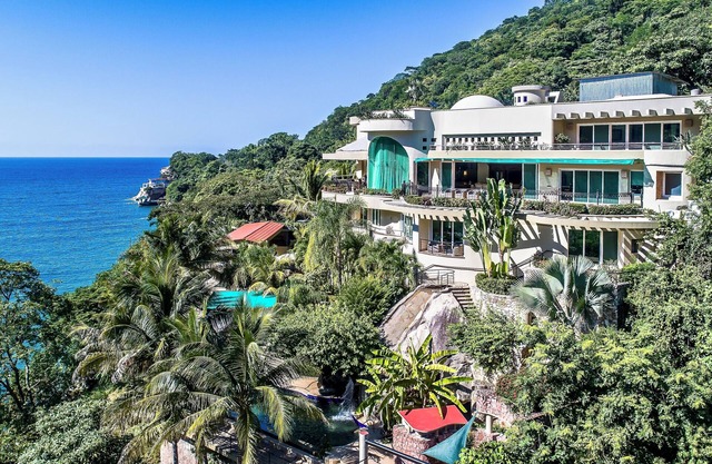 Fully Staffed, Beach frontage Luxury Villa