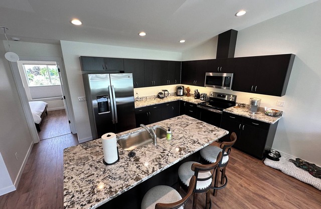 Fully Stocked 3BR Townhome - Walk anywhere in Joseph! (B)