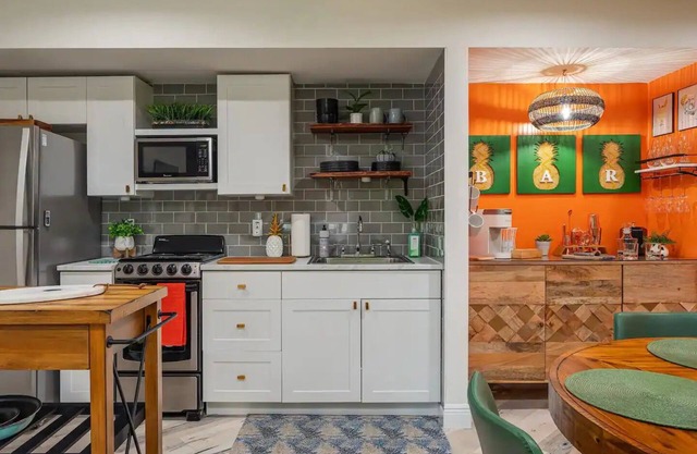 Fully stocked condo, balcony overlooking marina, walking distance to downtown