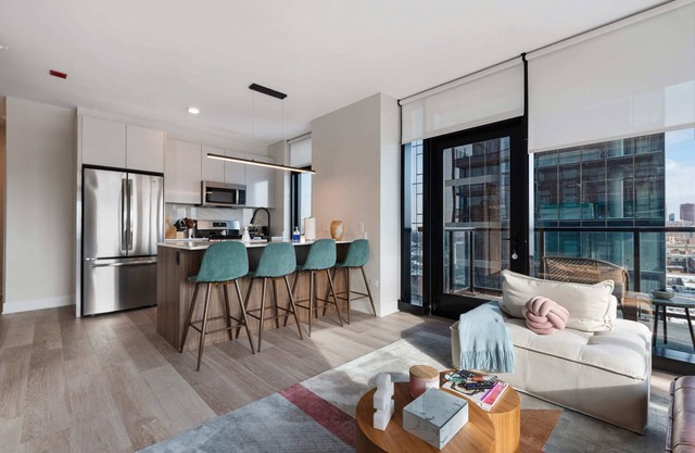 Fulton Market Group Hub: 2 Units, Walk to Dining