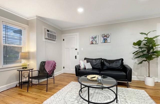 Fun & Charming 1BR Apt near Drake