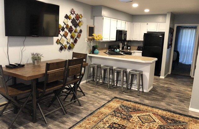 Fun condo, Pineview Reservoir, powder mountain, lrg 2 bedroom.