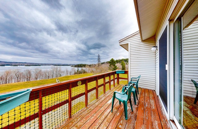 Fun-Filled Lakehouse w/Private Balcony, Free WiFi, Private W/D - Steps to Beach