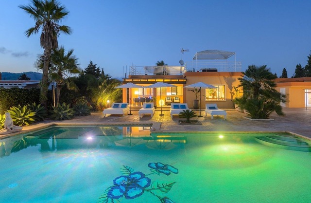 FUN, MODERN VILLA WITH POOL, CLOSE TO IBIZA TOWN