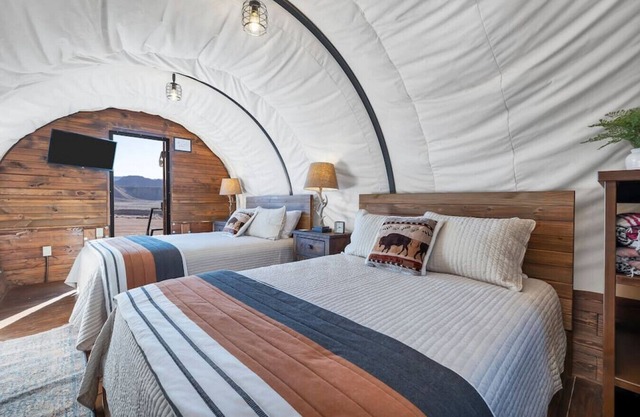 Fun Outlaw Covered Wagon w/2 Queen Beds & Fire Pit