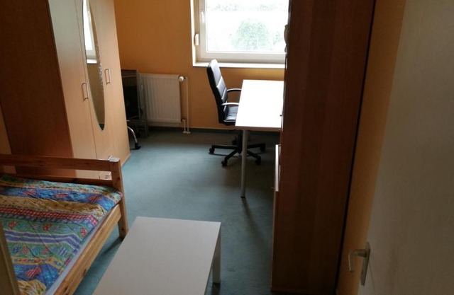 Funktionales Zimmer in ruhiger Lage, dennoch in 25 Min in HH City