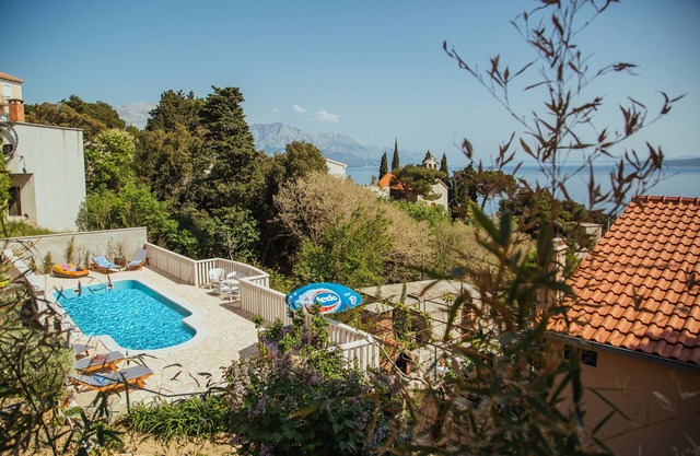 Funky-rustic House/w. heated Pool/between Split&Makarska; 250m from beach