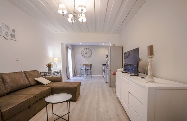 Furnished tourist accommodation, classified 4 * with swimming pool, 2 to 3 people in St Gilles les Bains