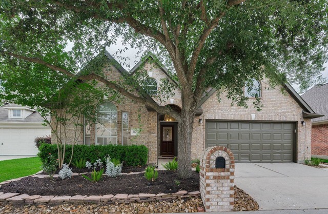 Furnished 3 bed 2 bath w/screened porch 5 minutes from I-45 20 Mints. to IAH