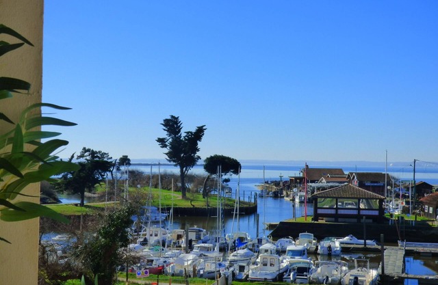 Furnished 4 pers View of the Port and BASSIN D'ARCACHON - near shops and beach