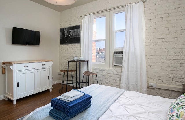 Furnished and Cozy Studio for 2!