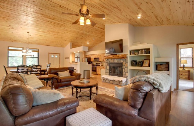 Furnished Deck and Grill Wooded Torreon Cabin