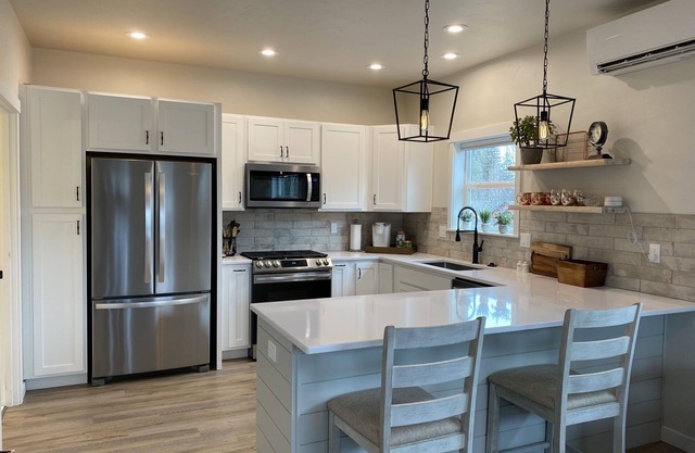 Furnished Rental Bend Oregon – 1BR Walk to Old Mill & Downtown, Pet Friendly