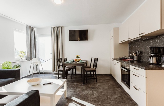 FW 3 mit Schlafzimmer mit Terrasse - Rebentisch - Hotel Ferienwohnungen Restaurant