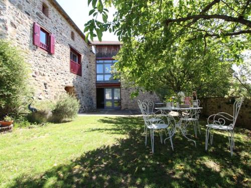 Gîte 4 étoiles au cœur de l’Auvergne avec terrasse, jardin clos et équipements pour enfants - FR-1-582-476