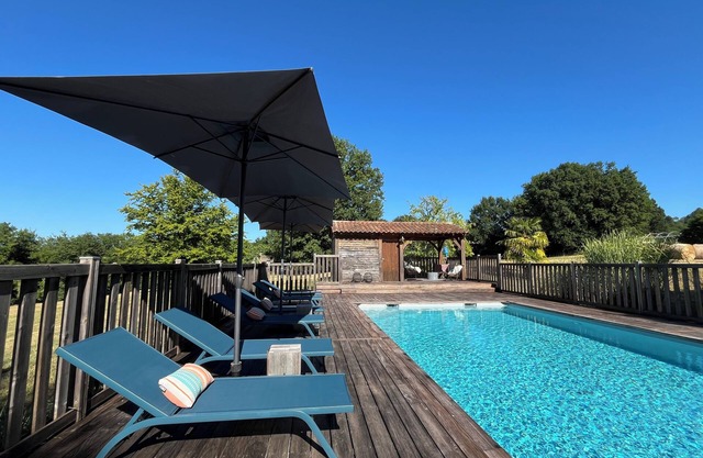 Gîte Le Pigeonnier in Montignac-Lascaux, large garden, private heated swimming pool