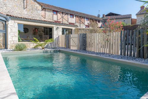 Gîte Lunaben-Maison en pierres avec piscine
