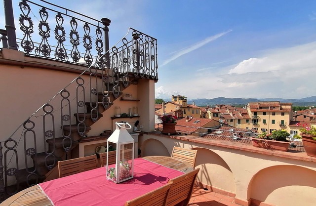 Gabry's Rooftop Terrace Home with breathtaking Views of Lucca & Tuscany