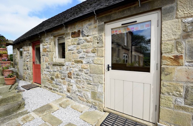 Gaia Lodge - Country Cottage with Hot Tub, Peak District, Derbyshire