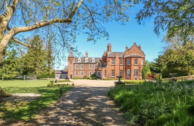 GAINSFORD HALL, pet friendly, luxury holiday cottage in Spilsby