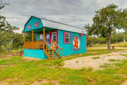 Galactikitty - Quirky Cabin Near Lake Brownwood!