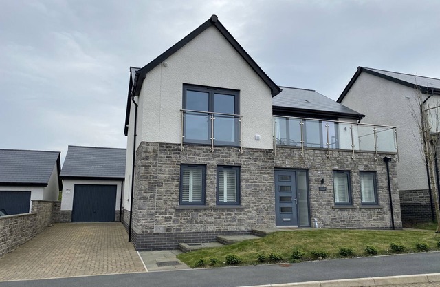 GALWAD Y MOR, family friendly, with hot tub in Broad Haven