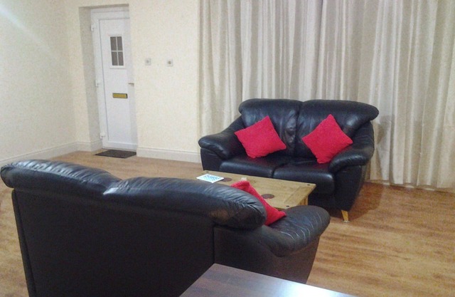 Galway 2-Bed Apt, Sleeps 4, 5-min walk to Station
