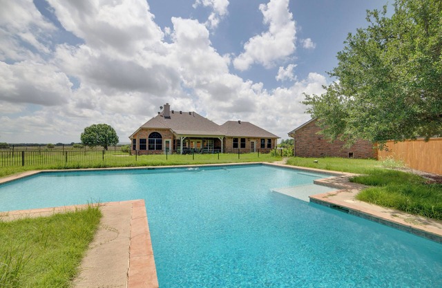 Game Room & Bar: Secluded Getaway in Farmersville