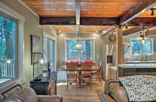 Game Room & Deck: ‘Oso Cozy Cabin’ in Arnold!
