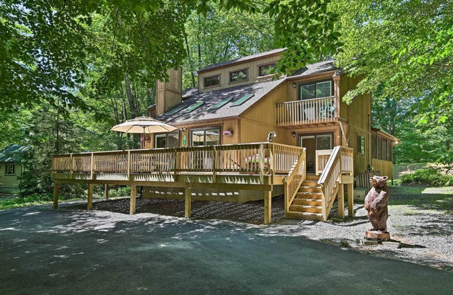 Game Room & Golf Cart: 'bear Den' Pocono Lake Home
