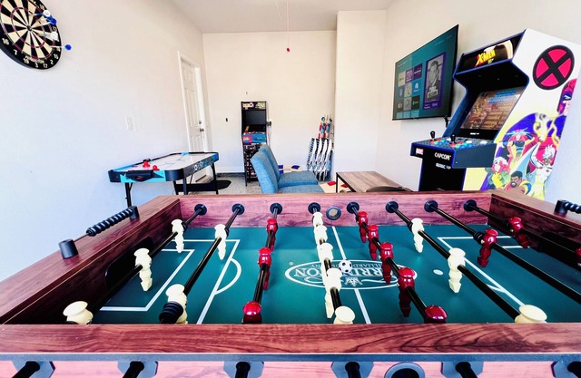 Game Room, mins to beach, Pier Park and Sports Complex, POOL, pond view