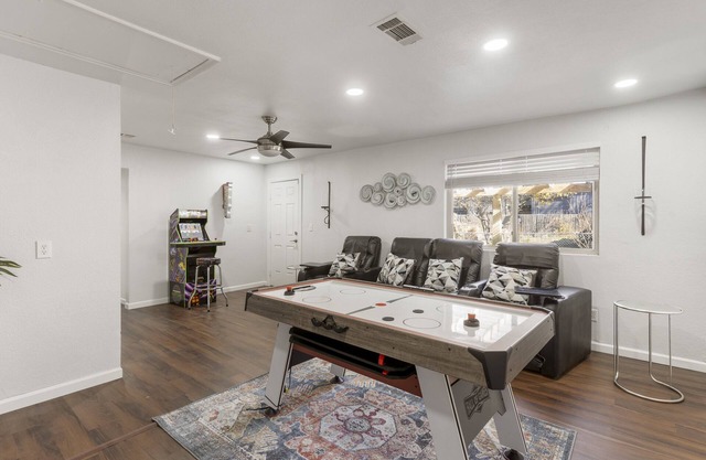 Gameroom/Theatre room-7 Tv's-6 Beds-Spacious Kitchen-Air Hockey-PingPong-Arcade