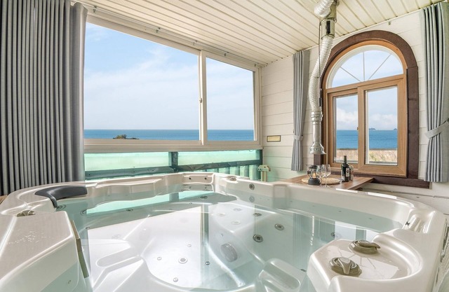 Ganghwa Nakjogaboineun spa Pension