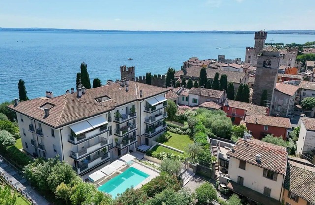 Garda Amore: Deluxe Two-Bedroom Residence with Lake View in Sirmione Old Town