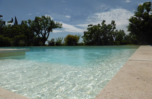 Garden apartment in chambre d'hôtes with swimming pool