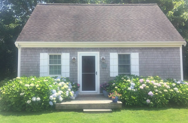 Garden Cottage-Bike to Town and Beach. Prime Katama location. Dog Friendly.