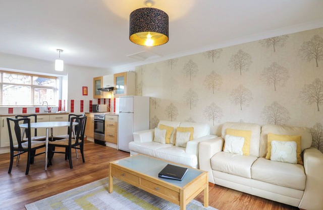 GARDEN COTTAGE IN NORFOLK BROADS VILLAGE, family friendly in Norwich