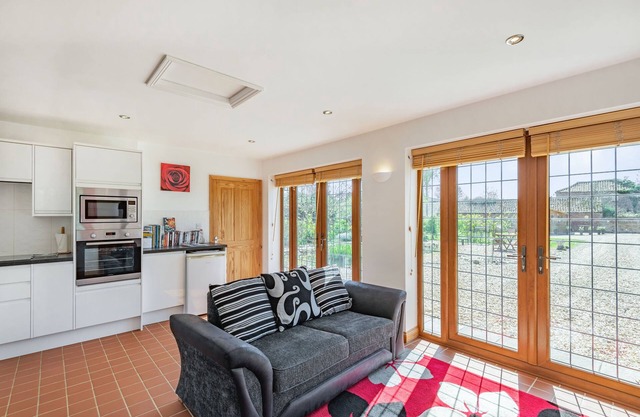 GARDEN COTTAGE, luxury holiday cottage, with open fire in Spilsby