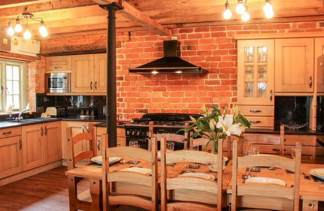 GARDEN COTTAGE, pet friendly, character holiday cottage in Kerry