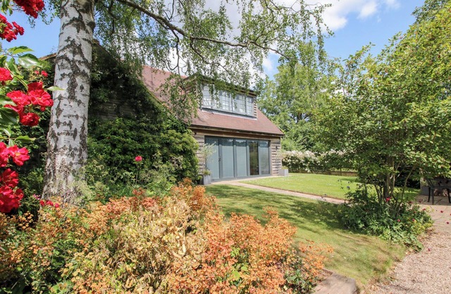 GARDEN COTTAGE, romantic, with a garden in Ledbury