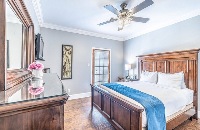 Garden District 2BR Townhouse w/Gated Parking