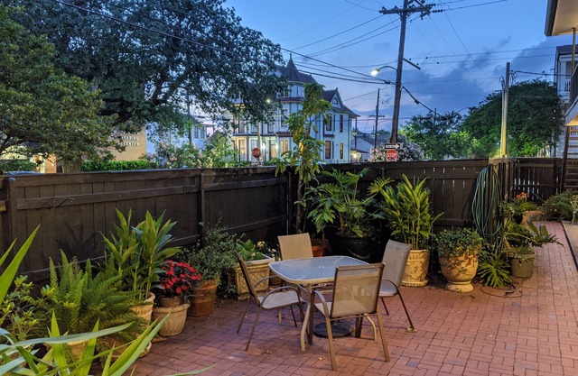 Garden District Gem, Steps From the St. Charles Streetcar