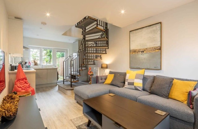 Garden Flat - 2 Mins To Station - Free Parking