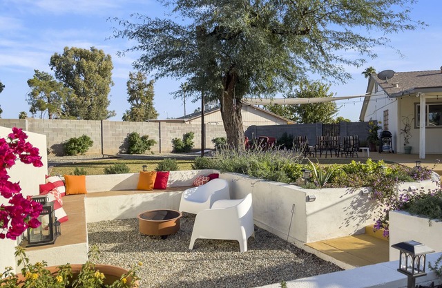 Garden House with 2 Kings, Playroom, and Pool!
