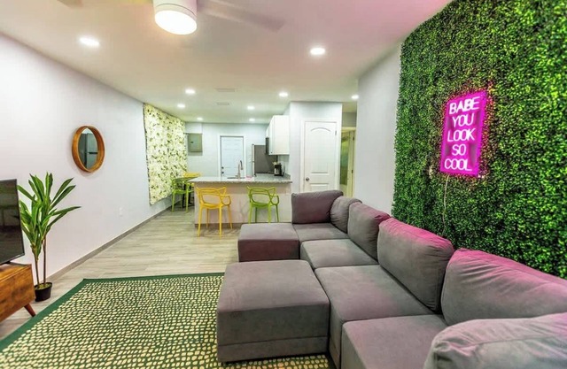 Garden-Inspired Stay, Walk to Bay & Downtown