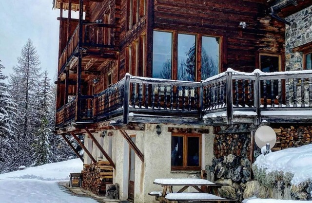 GARDEN LEVEL CHALET IN THE HEART OF THE VILLAGE OF MOLINES EN QUEYRAS 4 People